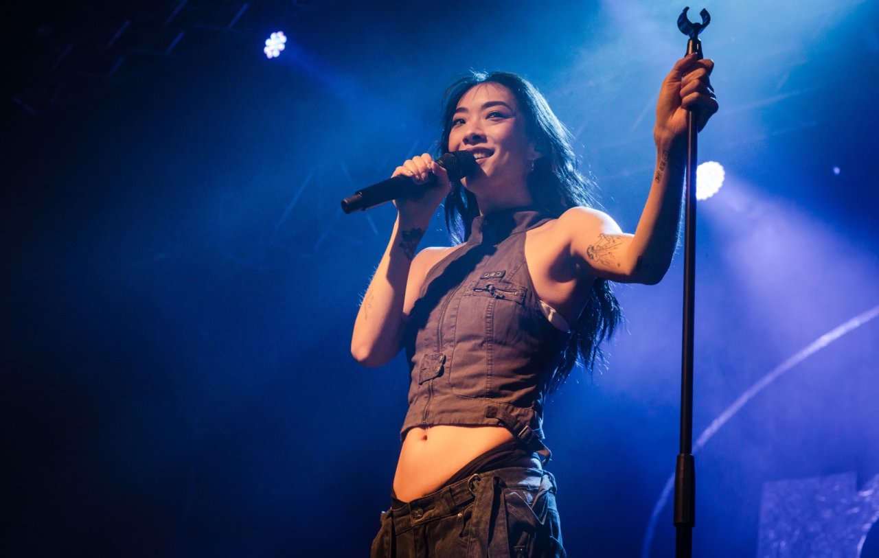 Rina Sawayama grabó entre 40 y 50 canciones en dos años y prepara su disco más oscuro