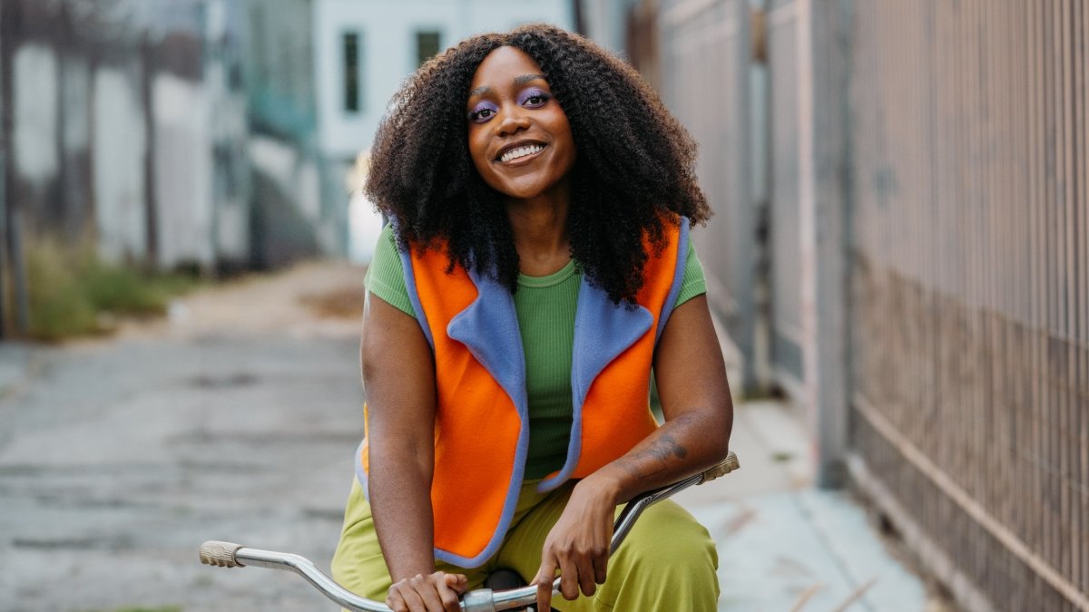 Noname nos regala una historia insólita en su nuevo single “Squatter”