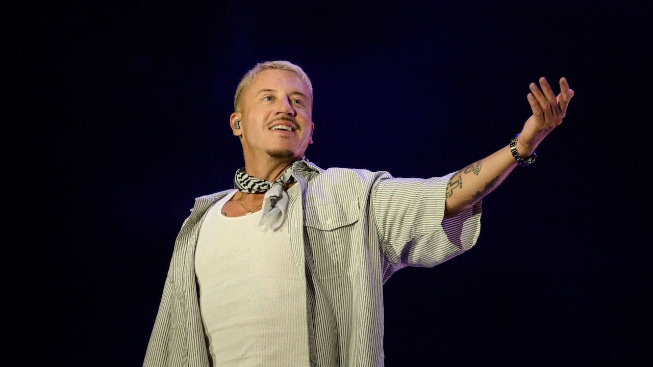 Macklemore dona un millón de dólares para Palestina y desafía a Robert Kraft