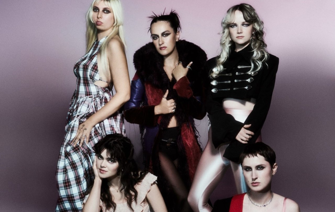 The Last Dinner Party cierra 'The Pyre' con 'Knocking At The Sky', su canción más cinematográfica