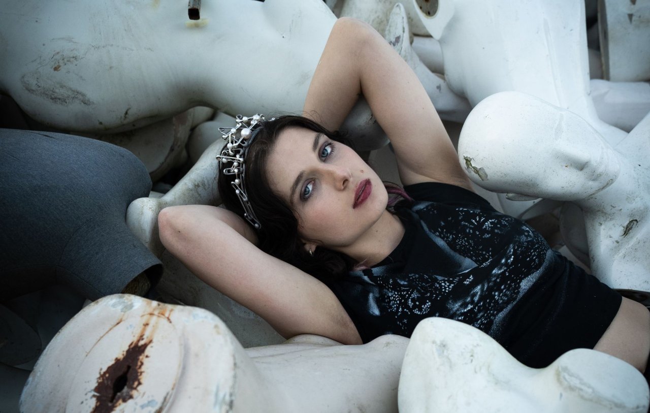 Baby Queen trae disco introspectivo con colaboradores de lujo: Queens of the Stone Age y Jack White