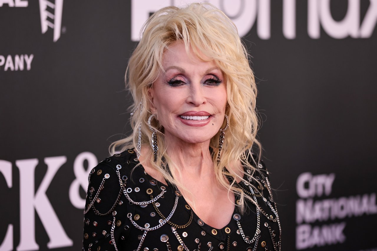 Dolly Parton, con problemas de salud, no pudo ir a la inauguración de una nueva atracción en Dollywood