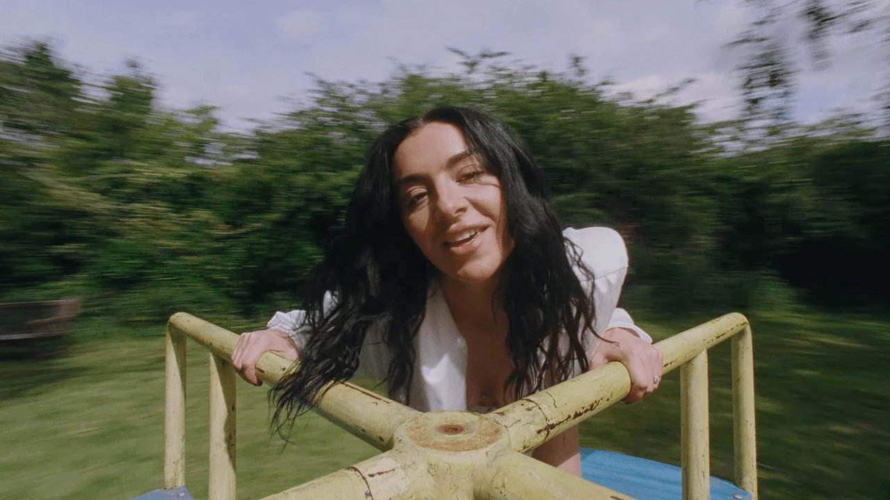 Charli XCX suelta toda su actitud en el video de "Wink Wink", el tercer adelanto de Music, Fashion, Film