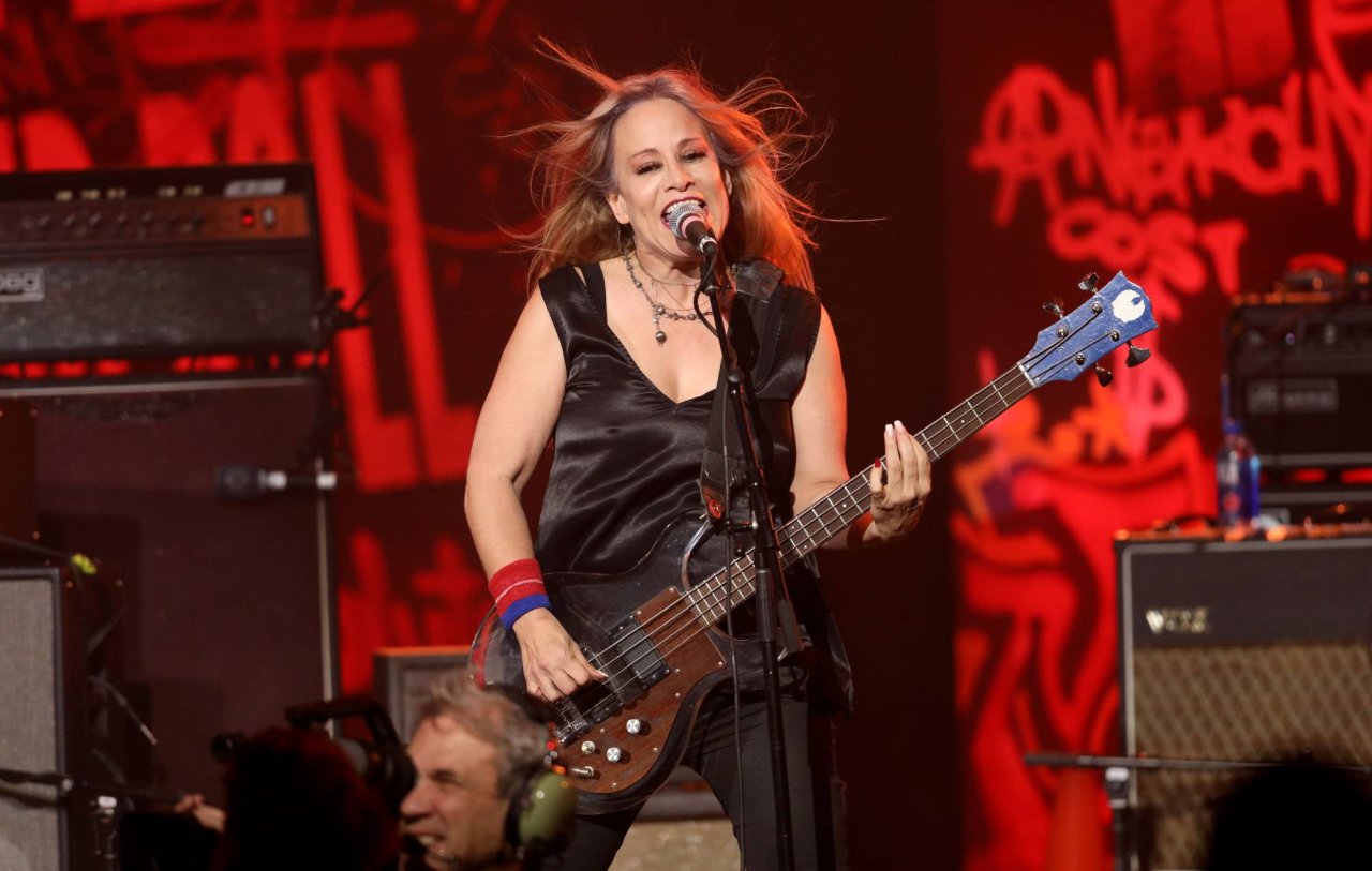 Jennifer Finch, bajista de L7, diagnosticada con cáncer cerebral agresivo