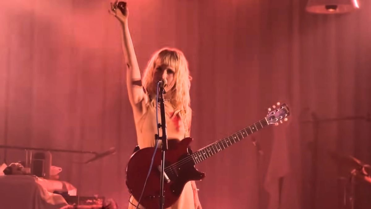 Hayley Williams homenajeó a Sinéad O'Connor en Dublín con un cover de "Mandinka"