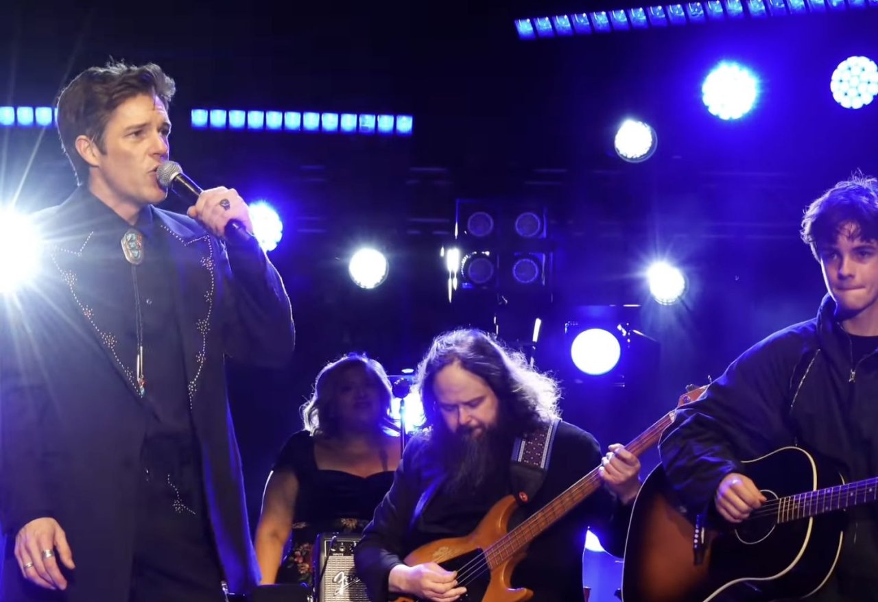 Brandon Flowers y su hijo versionan a Oasis: ¿un guiño o un oportunismo?